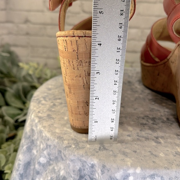 Born “Nicolina” Berry Burnished Leather Banded Open Toe Cork Wedges WMS 9M✨NWOT✨ - Picture 7 of 10